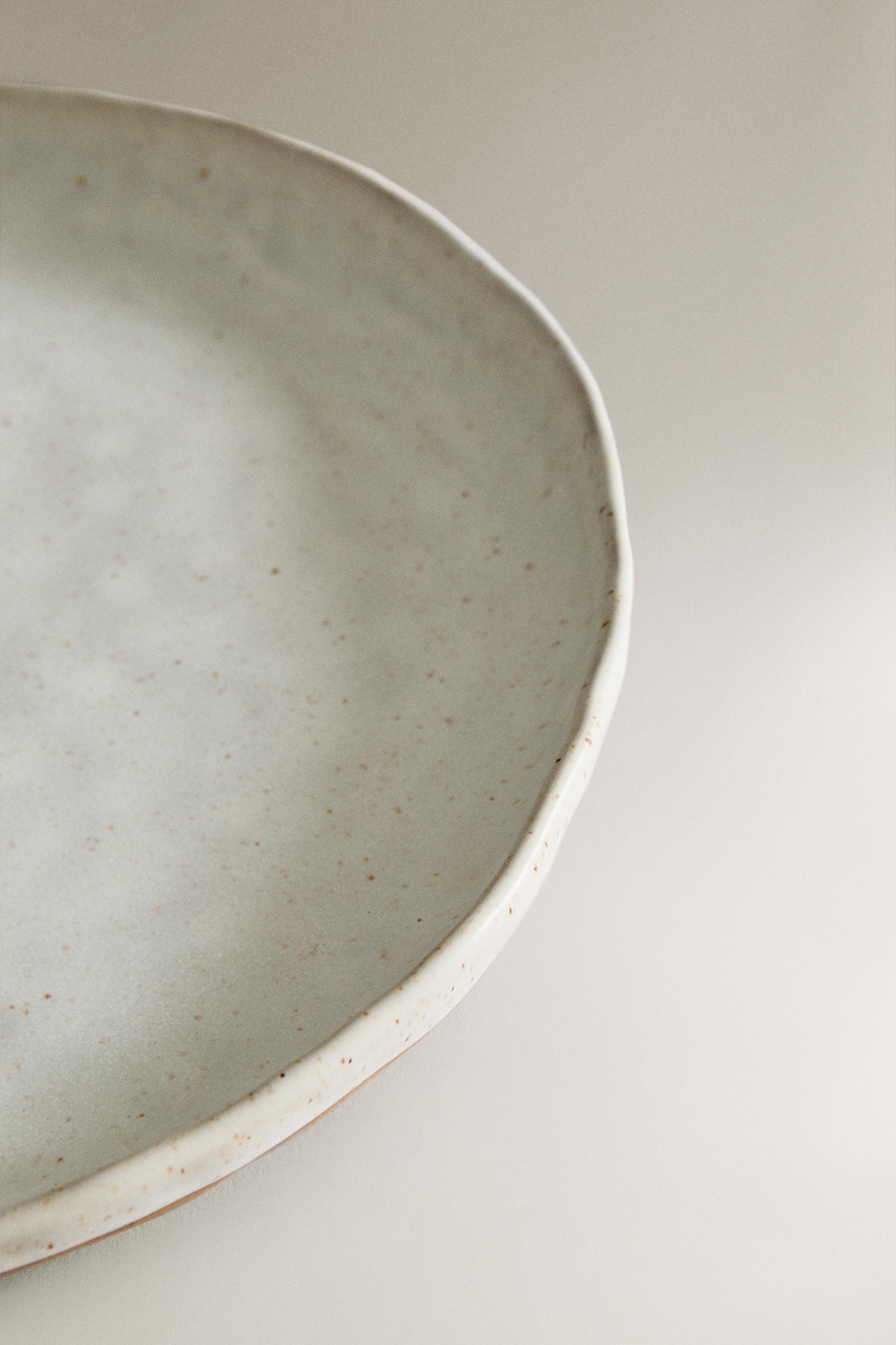 SMALL TEXTURED ROUND SERVING DISH